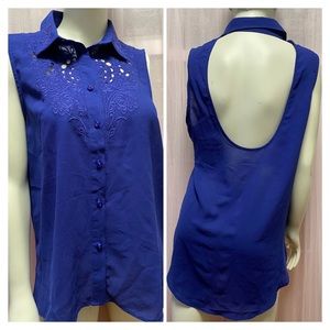 Sleeveless blouse with decorative rose buttons